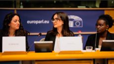 Tres joves agents de canvi del projecte Chat Plus.